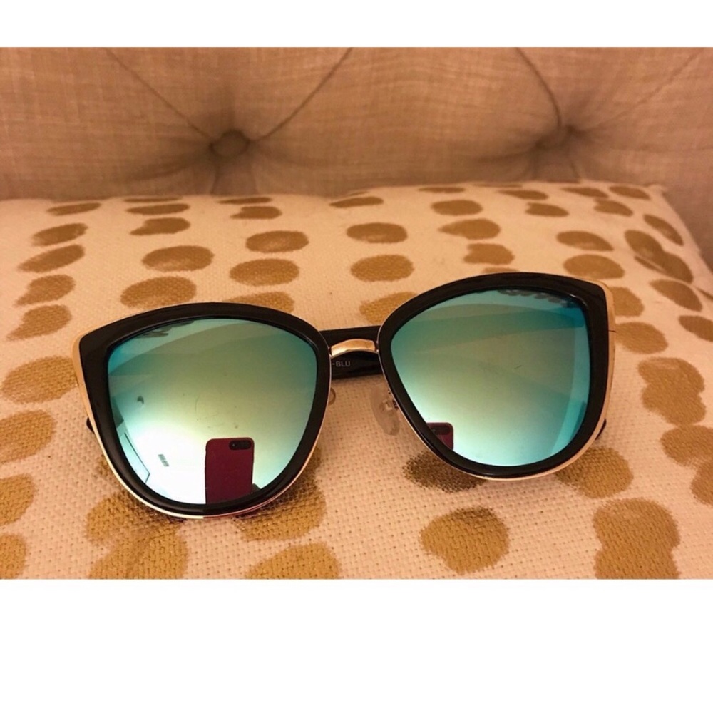 𝙽𝙴𝚅𝙴𝚁 𝚆𝙾𝚁𝙽 • Blue Lens Sunglasses